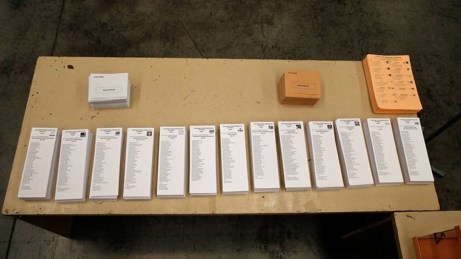 Papeletas electorales en una mesa de un colegio electoral.