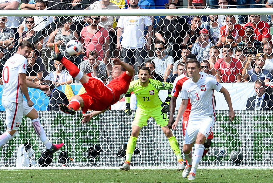 Saqhiri marca uno de los goles de la Euro con una espectacular chilena