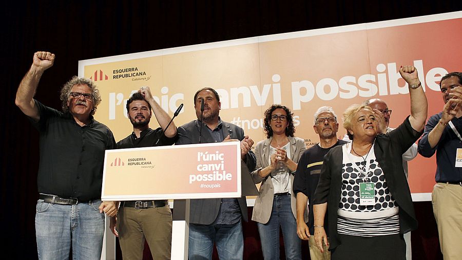 El cabeza de lista de ERC por Barcelona, Gabriel Rufián, junto al líder del partido y vicepresidente de la Generalitat, Oriol Junqueras, y el candidato número dos Joan Tardá celebran su resultado en las elecciones generales.