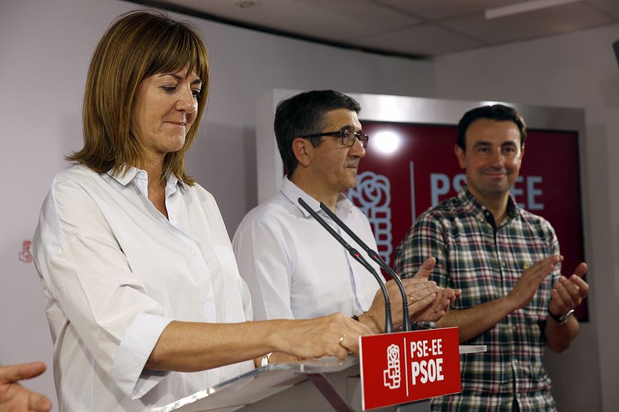 La presidenta del PSE, Idoia Mendia, analiza los resultados electorales junto a Patxi López