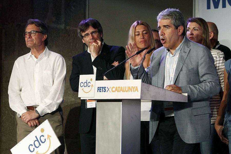 El cabeza de lista por Barcelona de CDC a las elecciones generales, Francesc Homs, pronuncia unas palabras ante el presidente de la Generalitat, Carles Puigdemont, tras conocer los resultados.