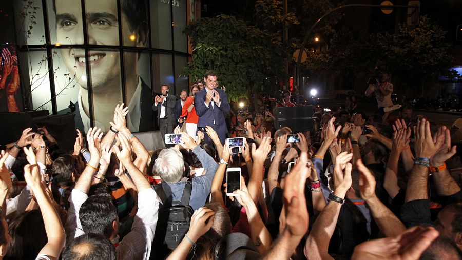 Los simpatizantes de Ciudadanos han acudido a la sede del partido en Madrid.