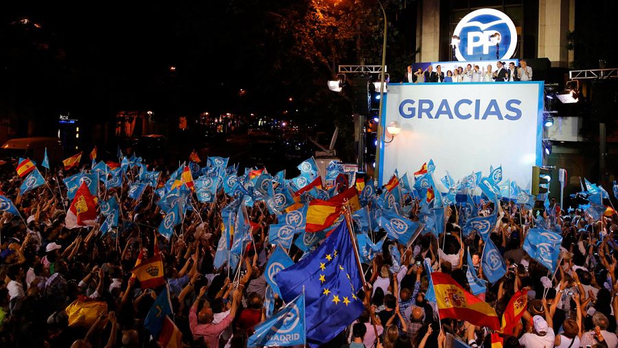 Vista general de la calle Génova, donde el PP ha celebrado su victoria electoral.