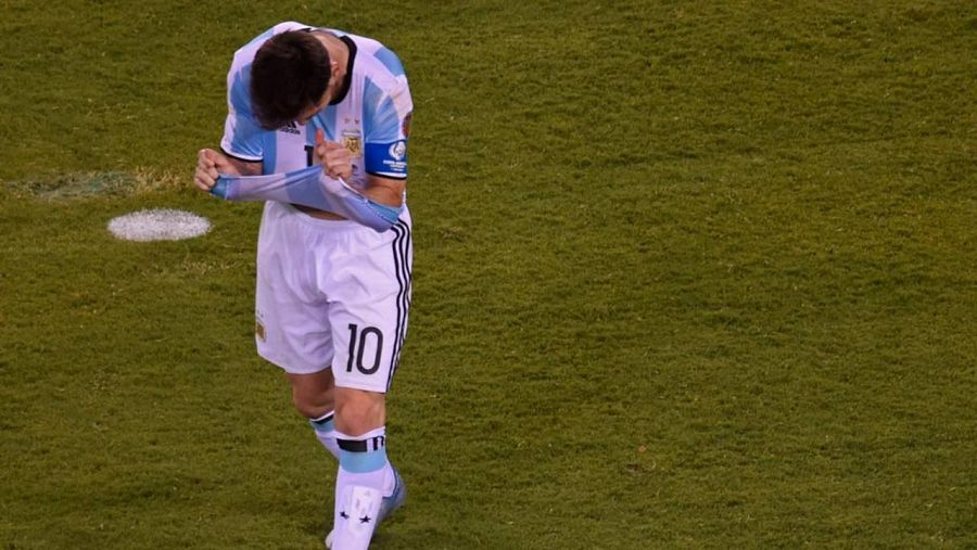 Leo Messi se lamenta tras perder de nuevo la final