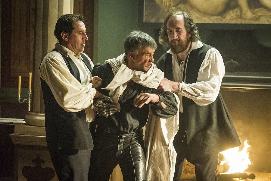 El Comisario, exaltado, reclama para sí el trono de las Españas