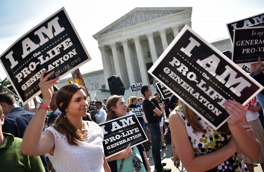 Activistas contra el aborto protestan ante el Tribunal Supremo, en Washington