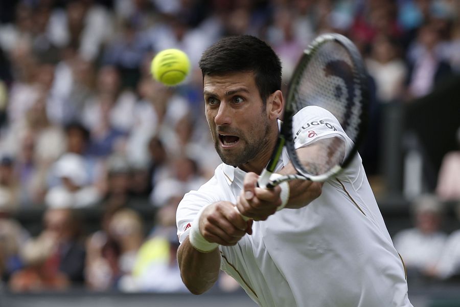 Novak Djokovic devuelve la bola ante James Ward.