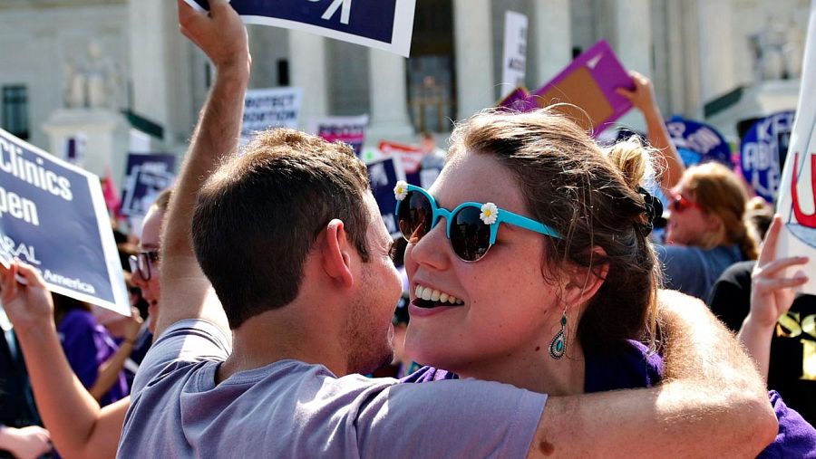 Los activistas en favor del aborto celebran el fallo del Supremo en Washington