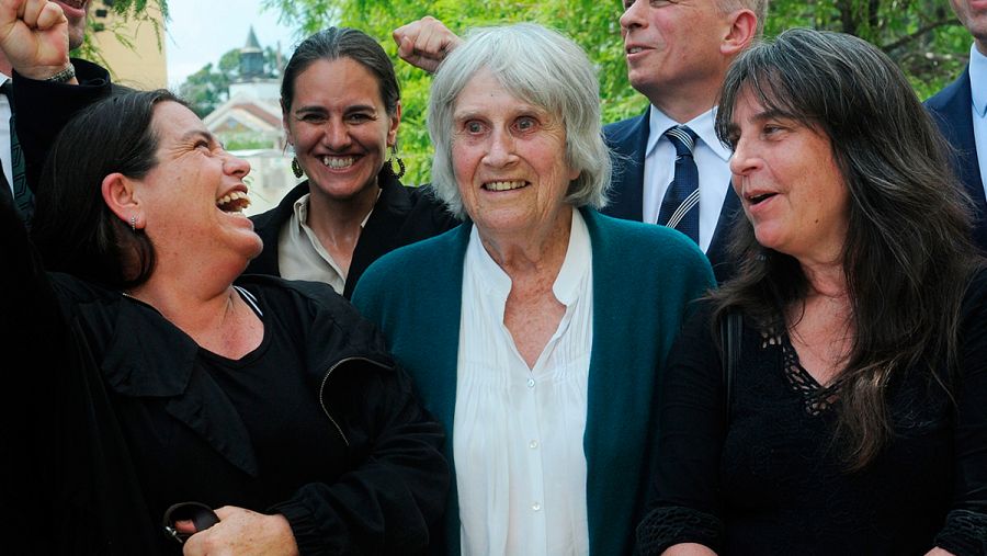 La viuda del cantautor chileno Víctor Jara, Joan Jara, entre sus dos hijas Amanda Jara y Manuela Bunster a su salida del Tribunal Federal en Orlando (EE.UU.).