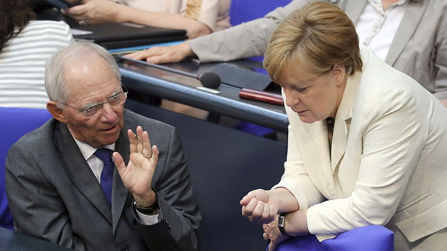 La canciller alemana, Angela Merkel, conversa con el ministro de Finanzas, Wolfgang Schäuble, después de exponer ante el Bundestag las consecuencias del 'Brexit'.