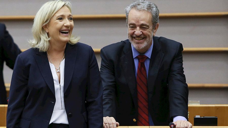 La líder del ultraderechista Frente Nacional (FN), Marine Le Pen, y el líder del partido ultraderechista flamenco, Vlaams Belang, Gerolf Annemans, al inicio de una sesión plenaria extraordinaria del Parlamento Europeo EFE/Olivier Hoslet