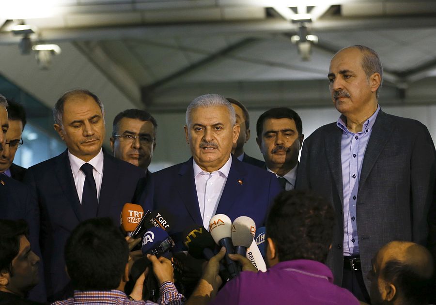 El primer ministro turco, Binali Yildrim, comparece ante los medios