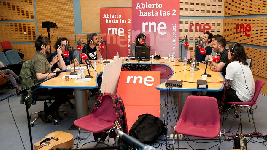 Un momento del programa, con Antílopez, Miguel Ángel Hoyos y el resto de colaboradores