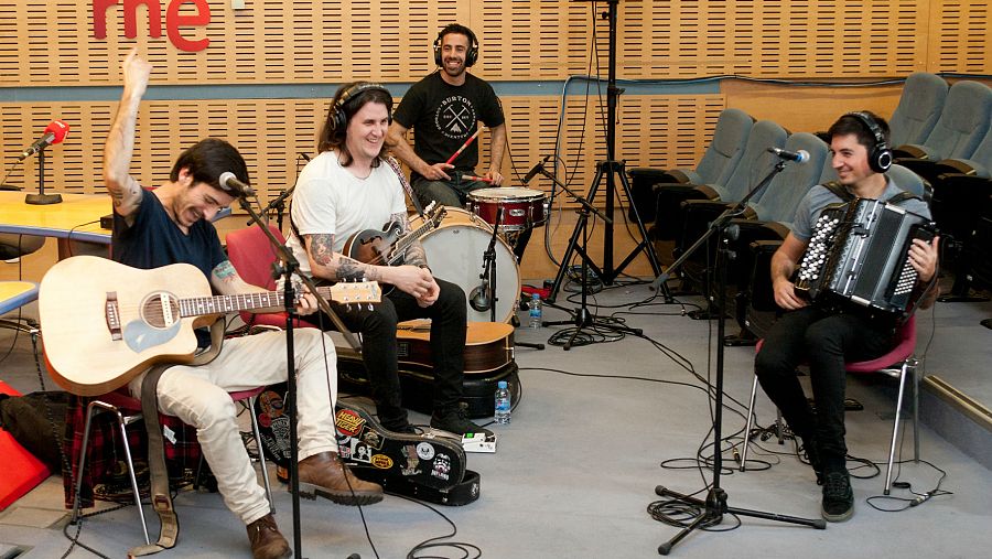 David Ruiz (voz y guitarra), Caleb Melguizo (batería), Joselito Maravillas (acordeón) y Adán Ruiz (mandolina)