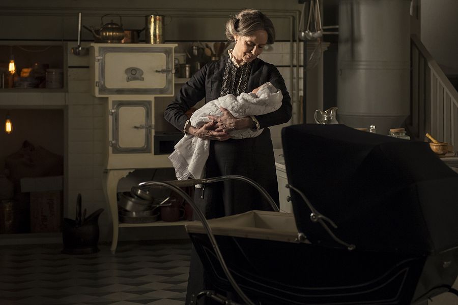 Rosalía cuida de Eugenia