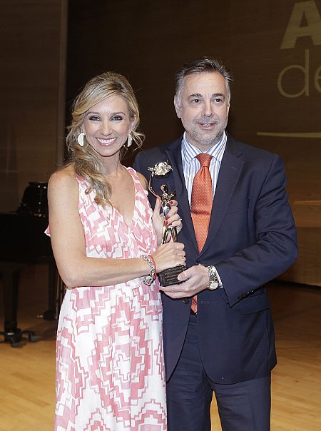 Marta Jaumandreu con su Antena de Plata de Televisión