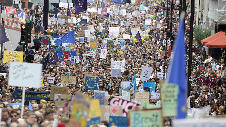 Manifestantes contrarios a abandonar la UE protestan contra el 'Brexit' en Londres