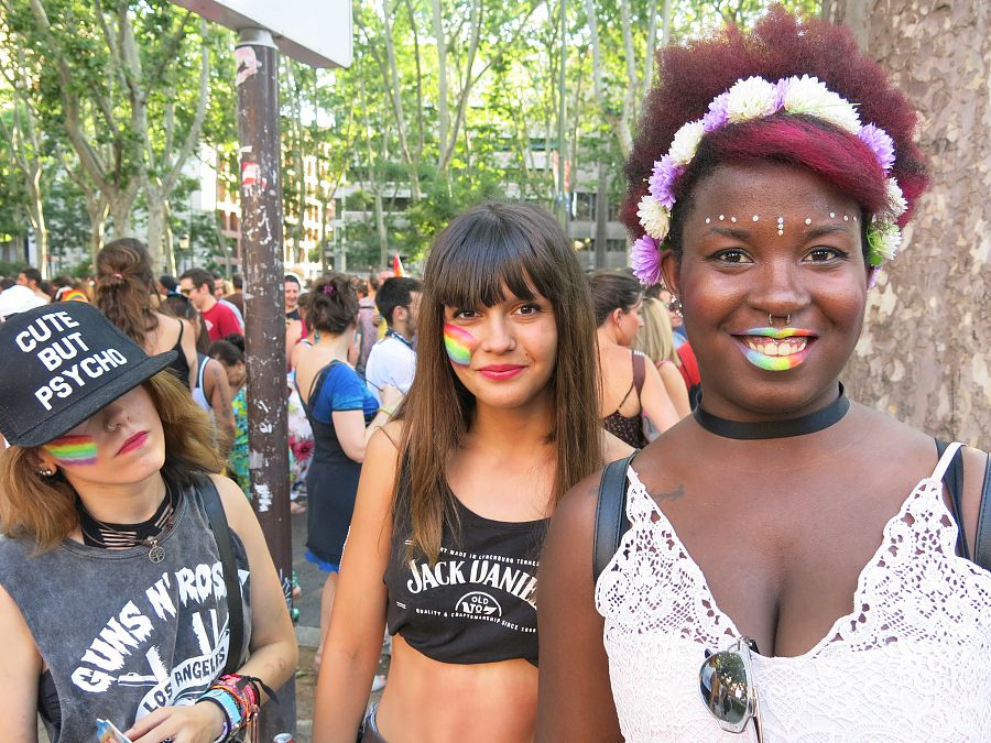 Tres chicas muestran orgullosas los colores de la bandera LGTB