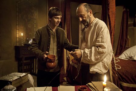 El tío Emilio envía a Alonso a comprar droga a un sitio muy peligroso