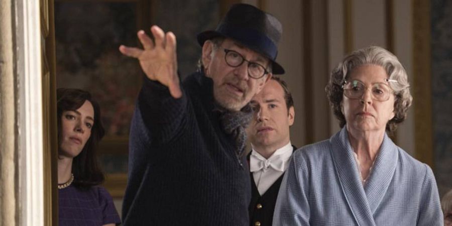 Spielberg dando instrucciones a Penelope Wilton y Rebecca Hall