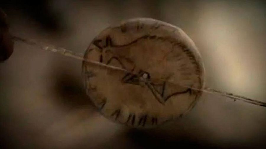 Disco de hueso tallado con un gamo en cada lado