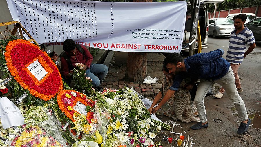 Memorial en Dacca, Bangladesh, por las víctimas del atentado de la pasada semana, en el que murieron 28 personas. REUTERS/Adnan Abidi