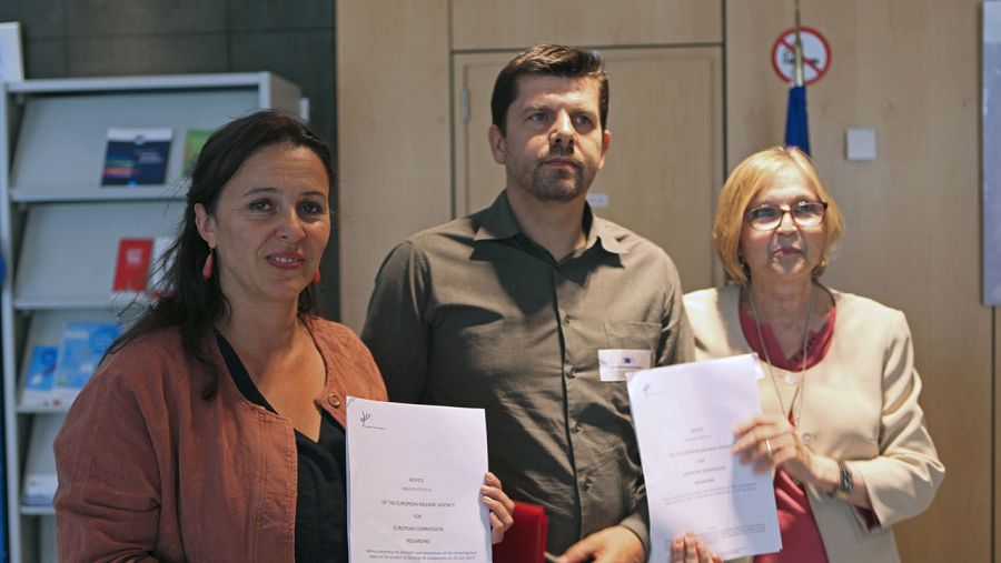 La eurodiputada del BNG, Ana María Miranda (i), el presidente de la Asociación de Víctimas del Alvia 04155, Jesús Domínguez, y la vocal, Teresa González.