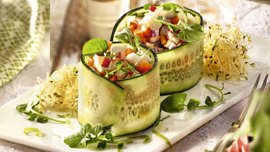 Ensalada de aros de pepino con queso y berros