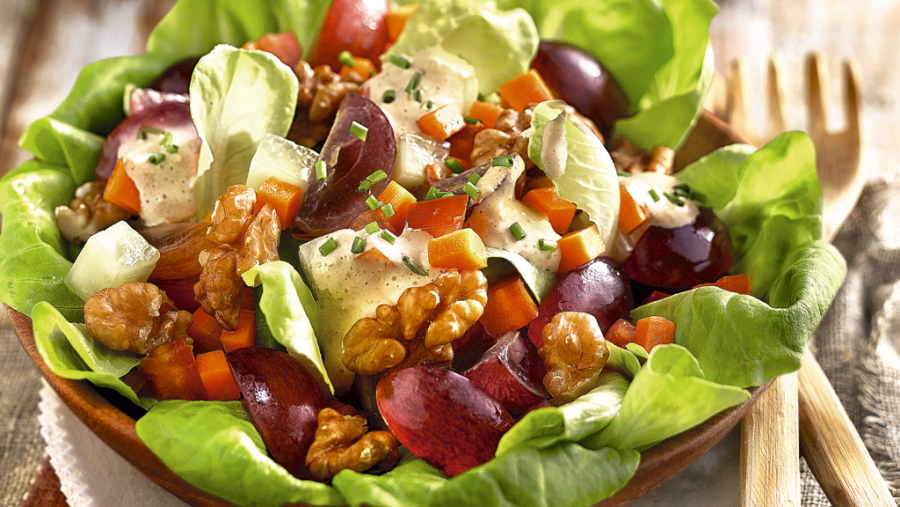 Ensalada de uvas con uvas, nueces y salsa de coco