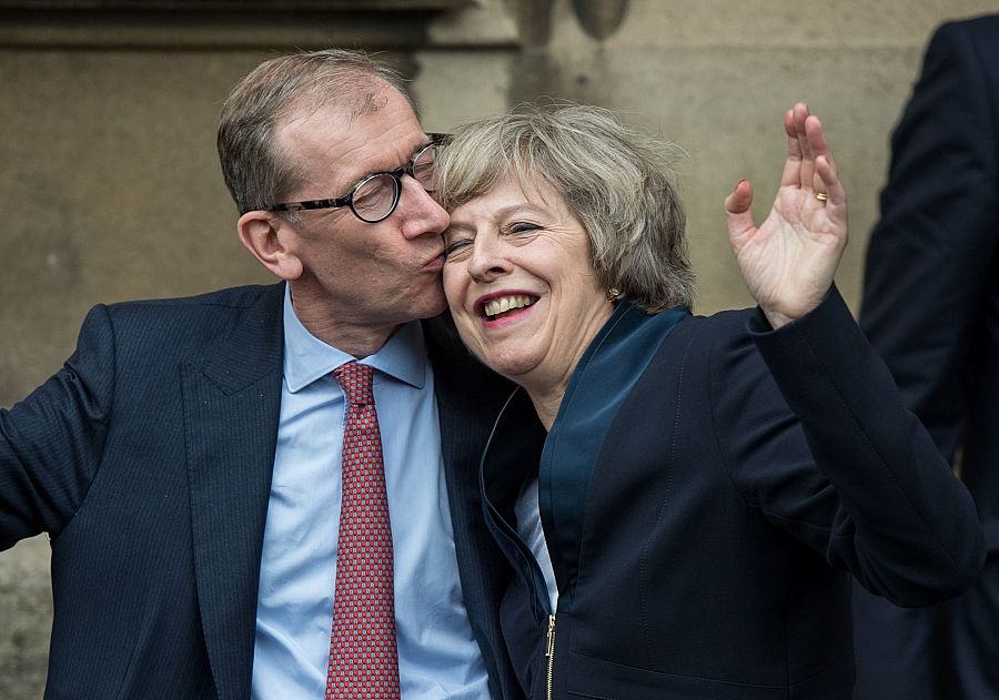 Theresa May recibe un beso de su marido, Philip John May, tras ser proclamada líder 'tory'