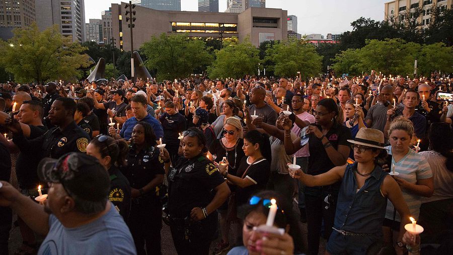Vigilia por los cinco policías asesinados en Dallas (Texas, EE.UU.), el 11 de julio de 2016. AFP PHOTO / Laura Buckman