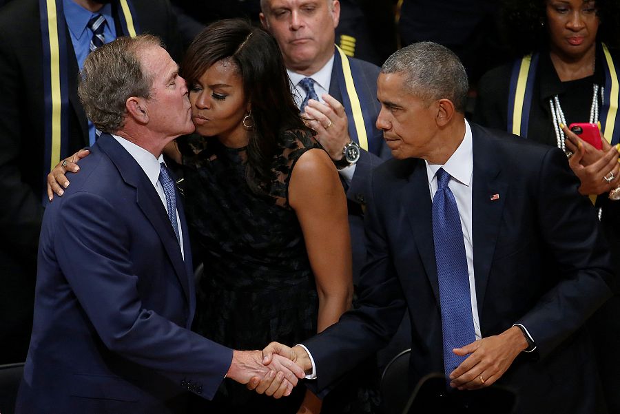 El ex presidente George W. Bush saluda a Michelle y Barack Obama en la ceremonia de homenaje a los policías asesinados en Dallas