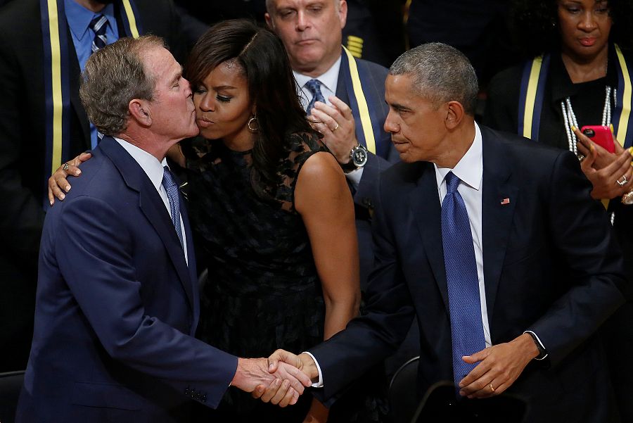 El ex presidente George W. Bush saluda a Michelle y Barack Obama en la ceremonia de homenaje a los policías asesinados en Dallas
