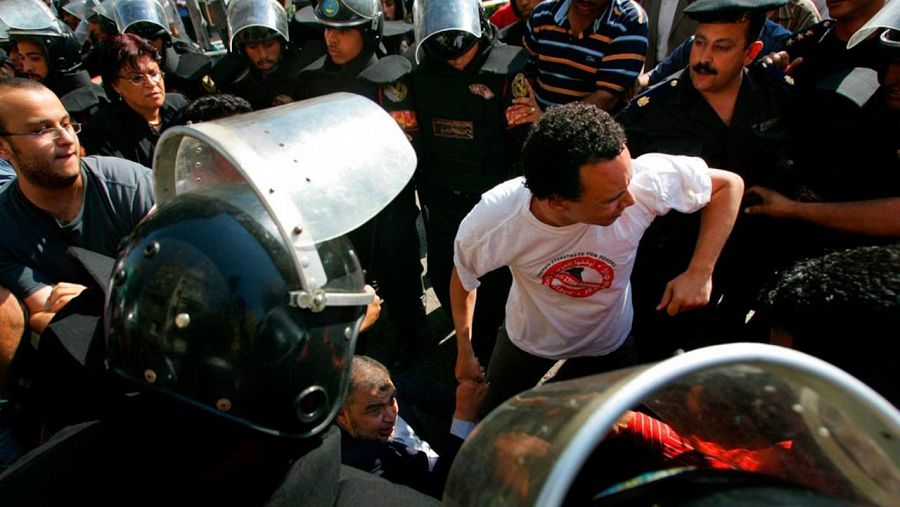 El activista musulmán Mohammed Abdul Qadous trata de incorporarse tras una confrontación con la policia egipcia en El Cairo