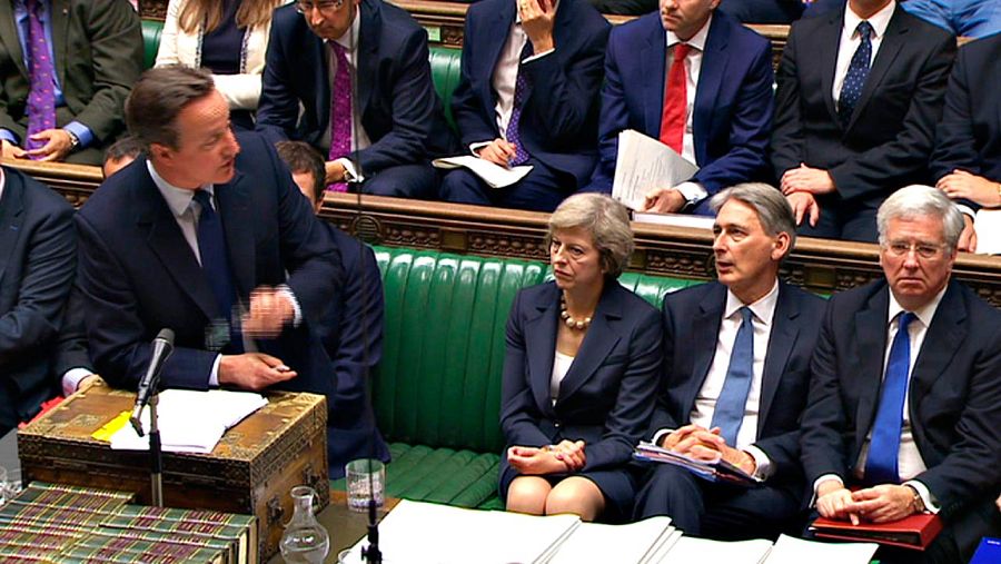 David Cameron, en su última intervención en el Parlamento como primer ministro, con su sucesora, Theresa May, a la derecha