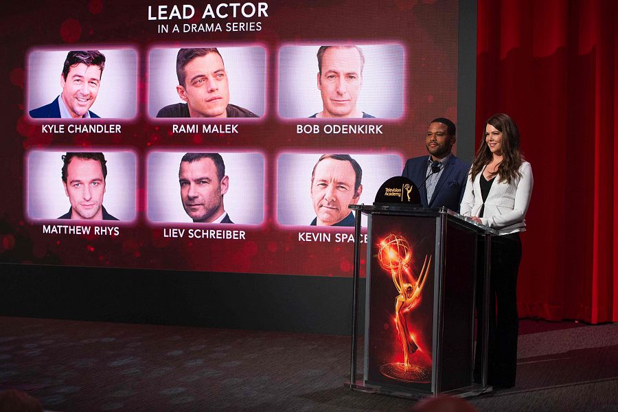 Los actores Anthony Anderson y Lauren Graham anuncian los nominados a mejor actor dramático.