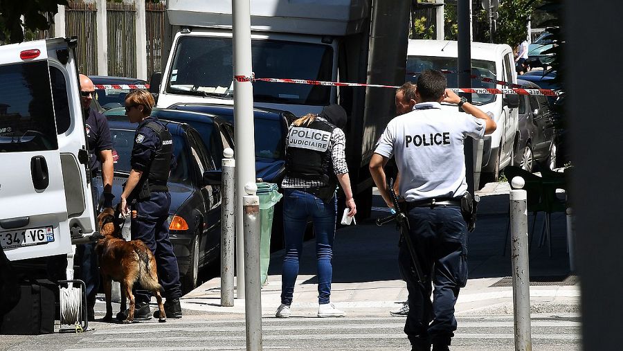 Policías franceses junto a la vivienda del sospechoso del atentado de Niza, el 15 de julio de 2016. AFP PHOTO / ANNE-CHRISTINE POUJOULAT