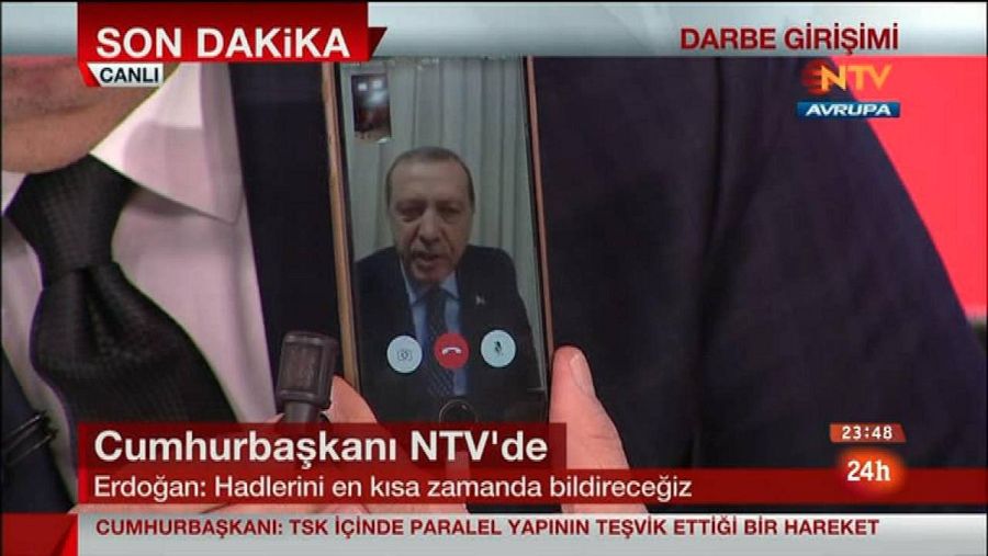 Captura de pantalla de la emisión de la cadena NTV con la llamada del presidente turco, Recep Tayyip Erdogan