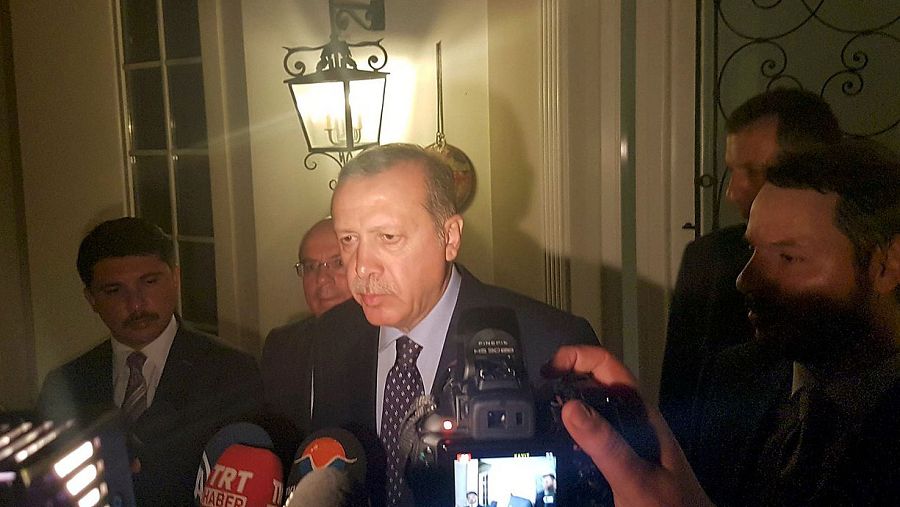 El presidente turco, Recep Tayyip Erdogan, habla a los medios en la estación de veraneo de Marmaris, en Turquía, el 15 de julio de 2016. REUTERS/Kenan Gurbuz