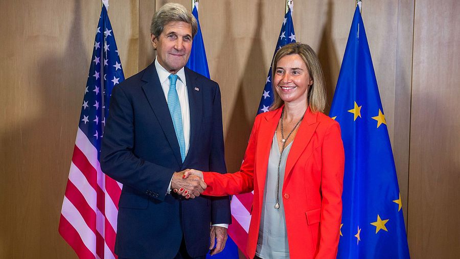 El secretario de Estado de EEUU, John Kerry, y la Alta Representante de la UE para Asuntos Exteriores y de Seguridad, Federica Mogherini, en Bruselas, antes de la reunión del Consejo Europeo de ministros de Asuntos Exteriores, el 18 de julio de 2016.