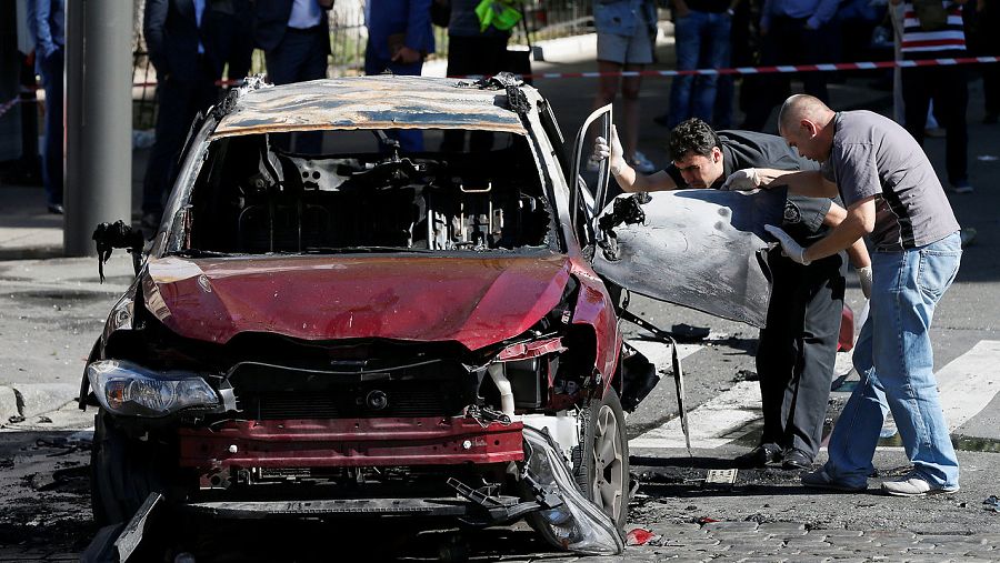 Estado en el que ha quedado el coche donde viajaba el periodista Pavel Sheremet, muerto en Kiev, Ucrania, el 20 de julio de 2016. REUTERS/Valentyn Ogirenko