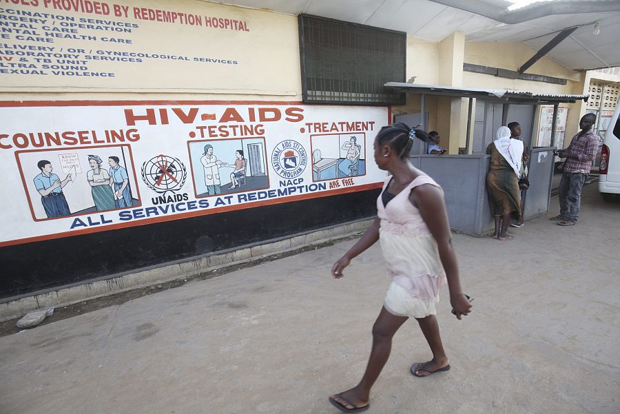 Un cartel informativo sobre el VIH y el sida en Monrovia (Liberia)