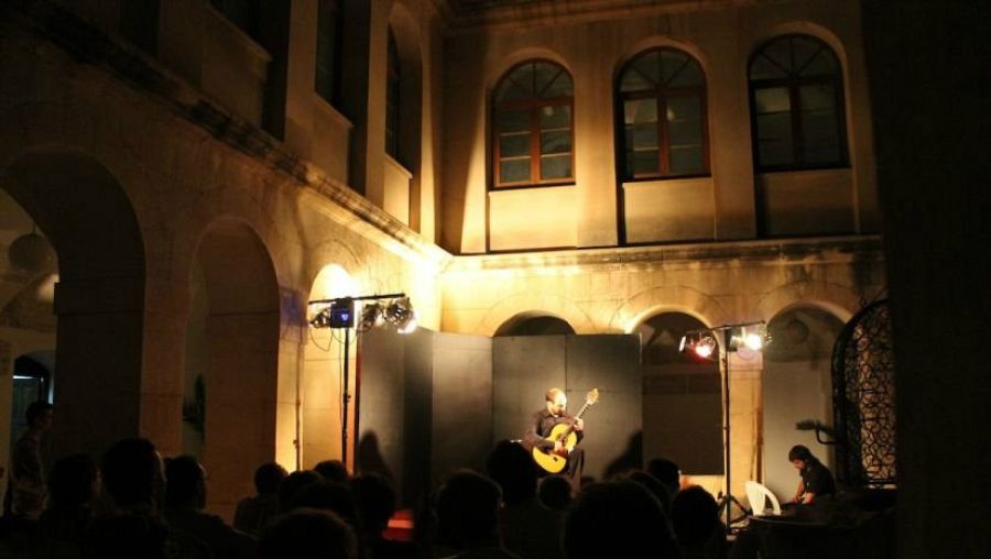 Claustro de la Biblioteca de San José durante el Festival de Guitarra Ciutat d'Elx