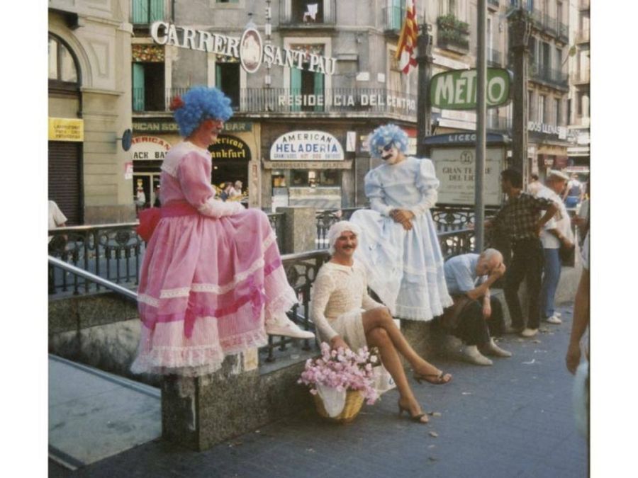 Nazario con Pepe Márquez y Alejandro travestidos en las Ramblas, 1985