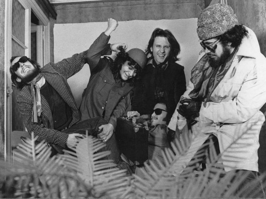 Pepinek, Nazario, Montesol, Enric Segura y Miguel Farriol preparando los collages