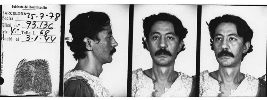 Ficha policial tomada en la comisaría de Vía Layetana, con el vestido que perteneció a Salomé