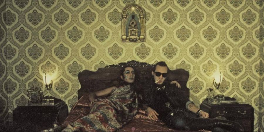 Nazario y Pepichek en el dormitorio de los padres de Farriol. Foto del mismo Pepicheck