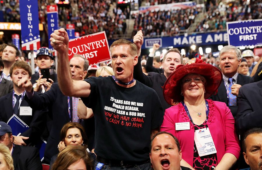 Los delegados republicanos siguen entre atentos y estupefactos el discurso de Ted Cruz