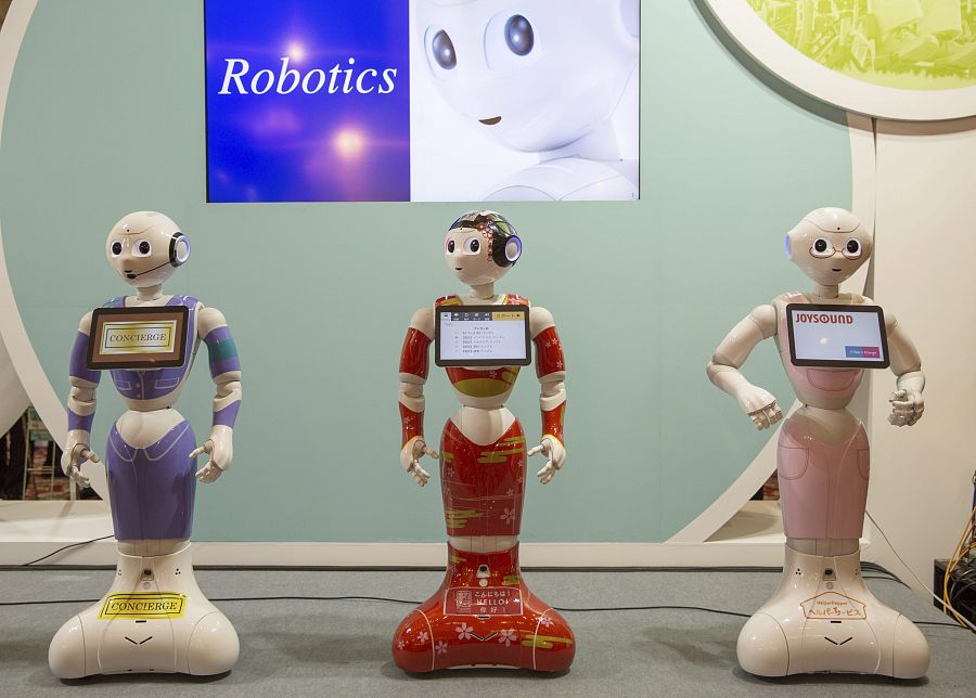 Varios 'Peppers' con diferentes personalizaciones en la feria Pepper World 2016, en Tokio.