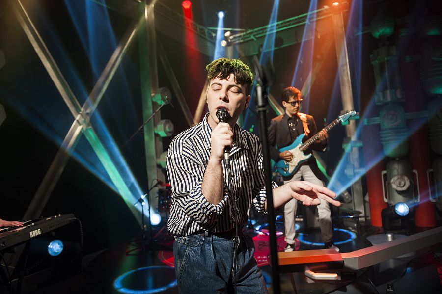 Gerard Alegre, voz de 'El último vecino', en un momento de la actuación en el plató de Cachitos